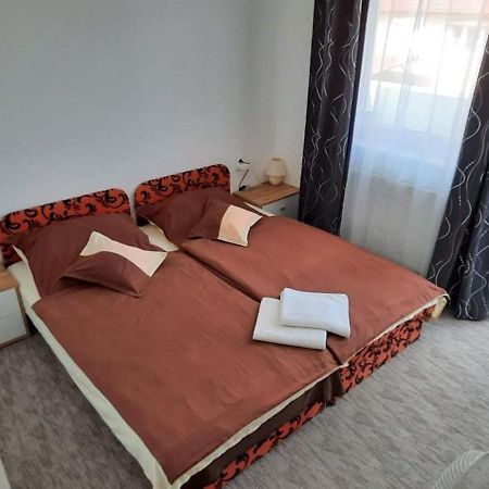 Fiesta Apartman Miskolc Exterior foto