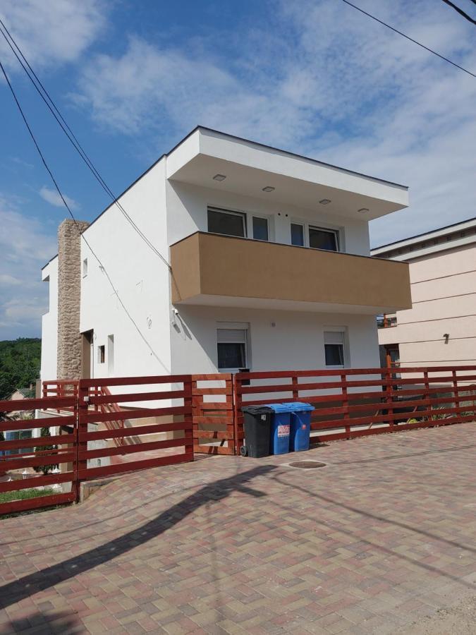 Fiesta Apartman Miskolc Exterior foto